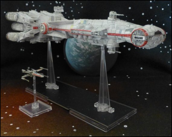 Le Tantive IV et un chasseur X-Wing