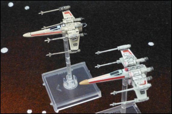 Comparaison d'un X-Wing standard (en haut � gauche) et du X-Wing d'escorte (en bas � droite)